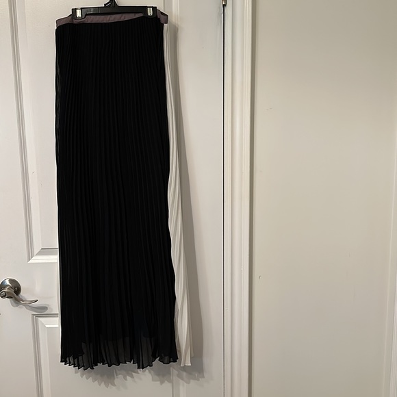 PJK pleated long skirt - Picture 2 of 5
